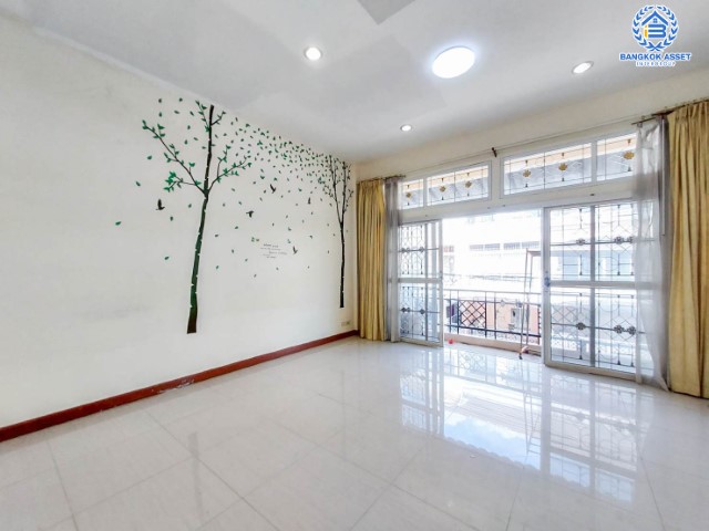 *****ทาวน์เฮ้าส์มืองสองย่านกรุงเทพมหานคร ม.เฟรชวิลล่า นวมินทร์ บนเนื้อที่ 20 ตร.ว. ฟังก์ชันเหมือนได้บ้านเดี่ยว 3 ห้องนอน 4 ห้องน้ำ 2 ที่จอดรถ บ้านสภาพสวย แถมฟรี! 1 เครื่องปรับอากาศ เดินทางสะดวก ทำเลเยี่ยม ใกล้แฟชั่นไอส์แลนด์ และรถไฟฟ้าสายสีชมพู "สถานีคู้บอน"